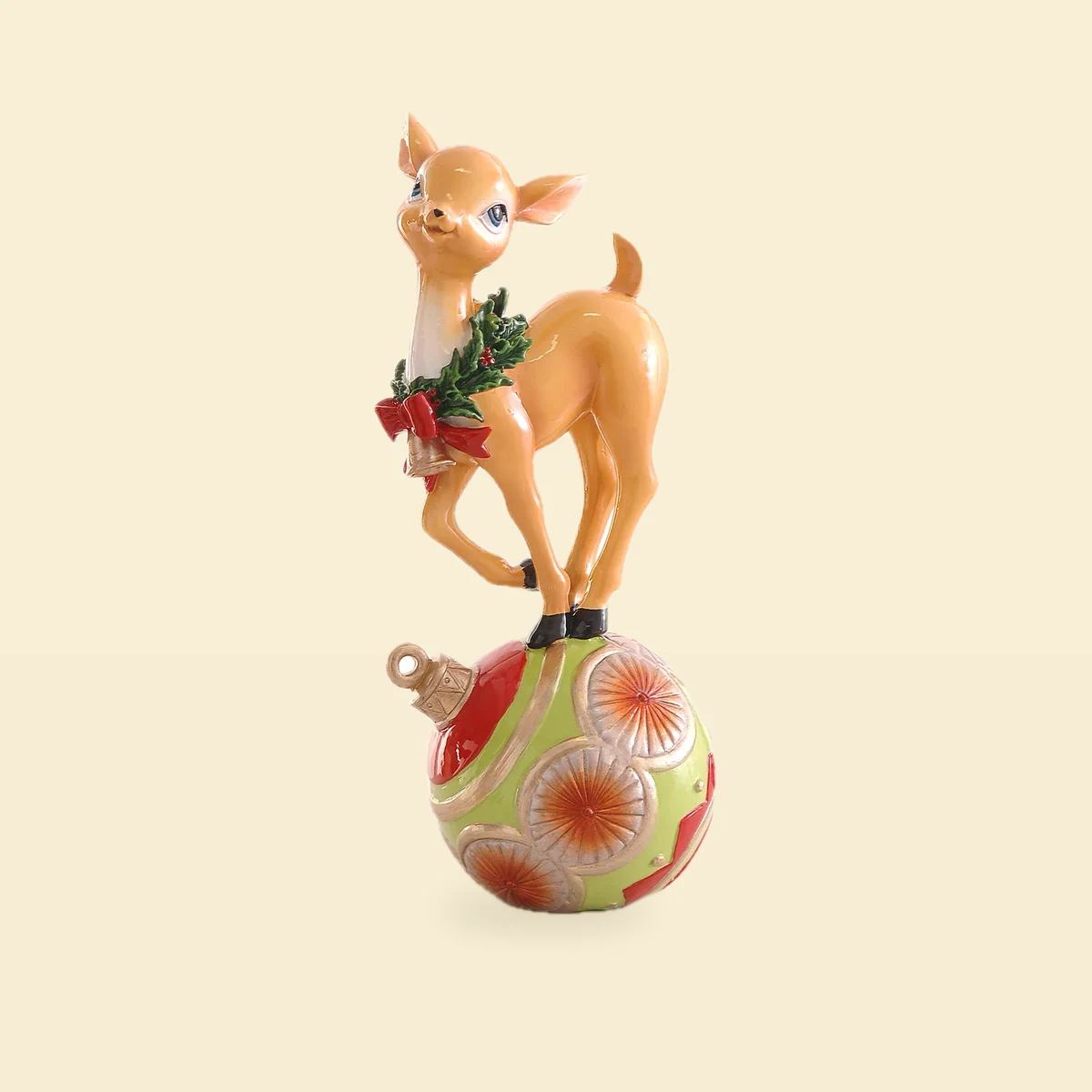 Figurka jelonek z wiankiem stojący na bombce czerwono-zielonej 26,5 cm