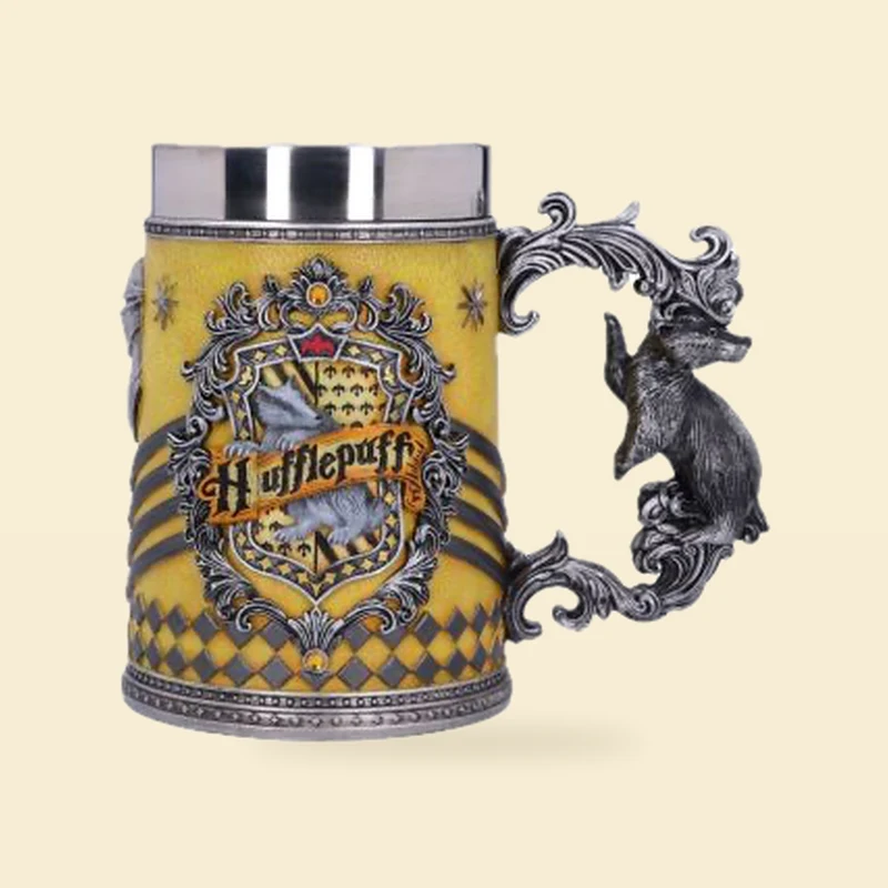Kubek Hufflepuff z rączką borsukiem metalowy żółty – Harry Potter 15,5 cm