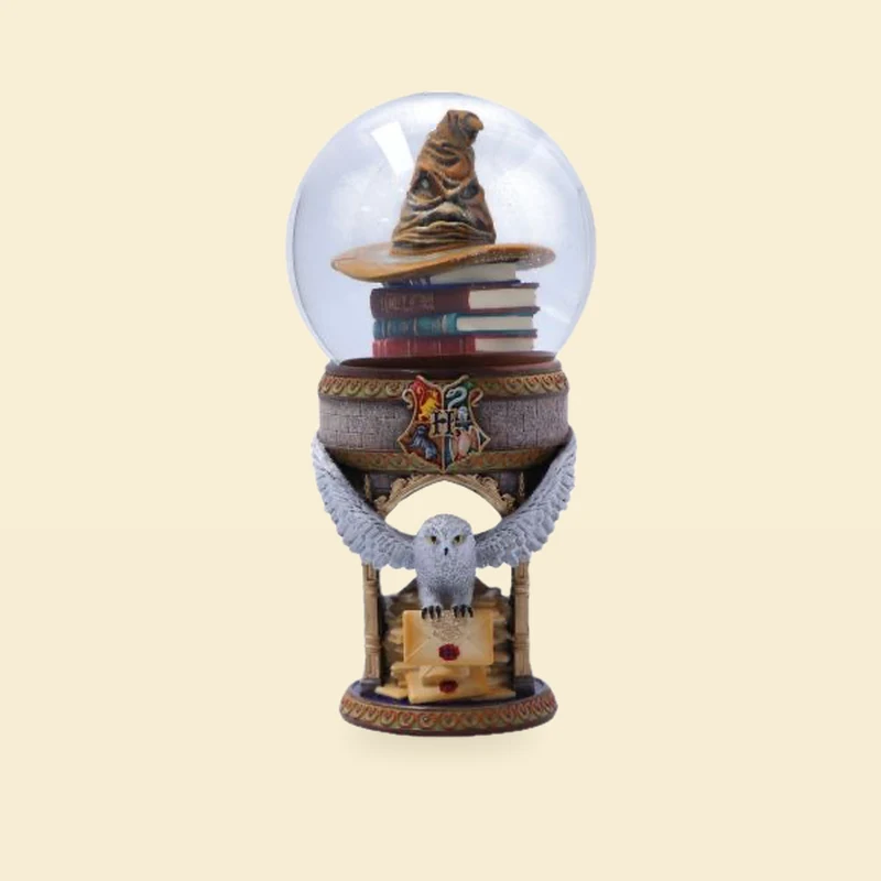 Kula wodna Tiara Przydziału na książkach, kominek z listami i lecąca Hedwiga – Harry Potter 19,5 cm