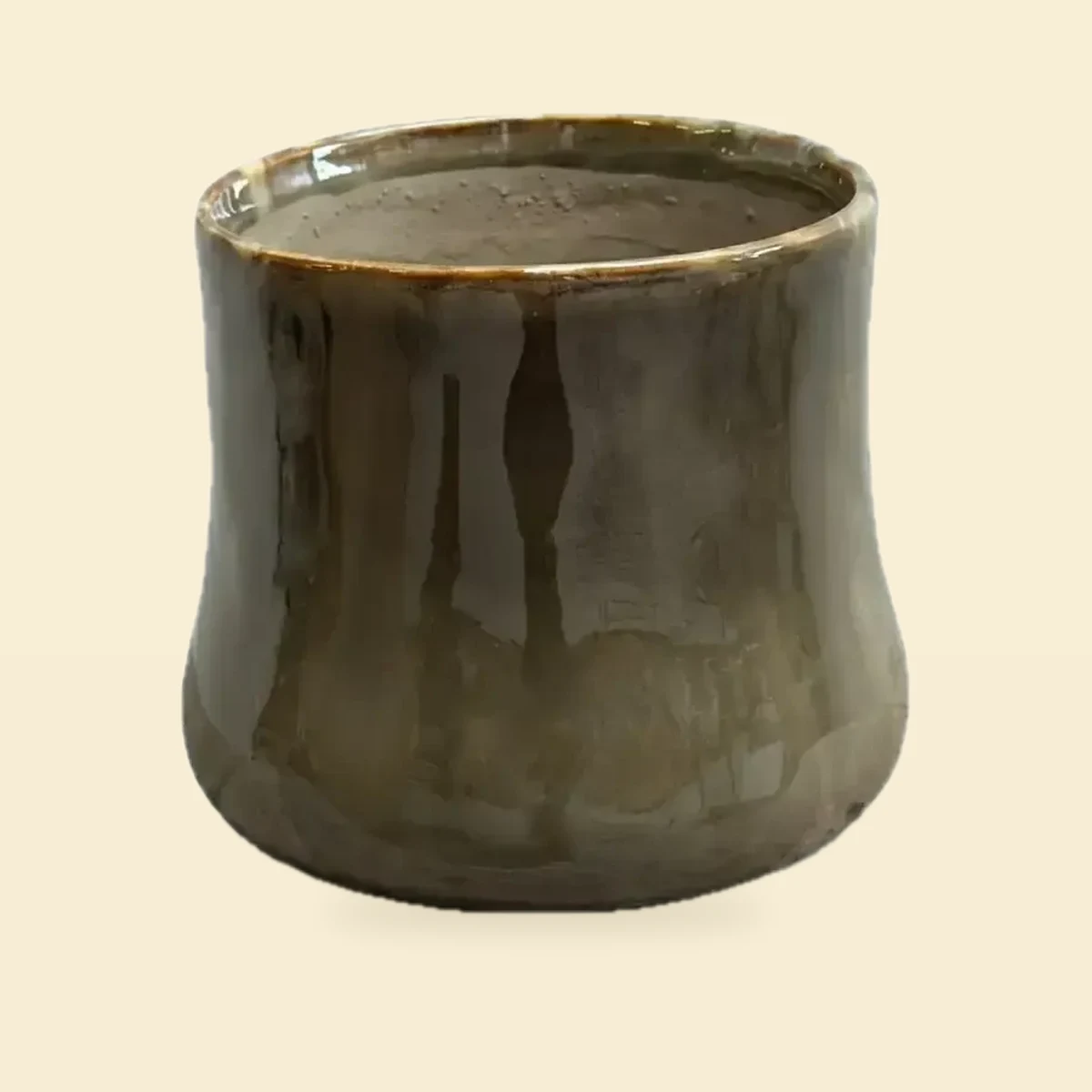 Osłonka ceramiczna zielona 15x13 cm – szkliwiona osłonka na rośliny Osłonka ceramiczna zielona 15x13 cm – szkliwiona osłonka na rośliny