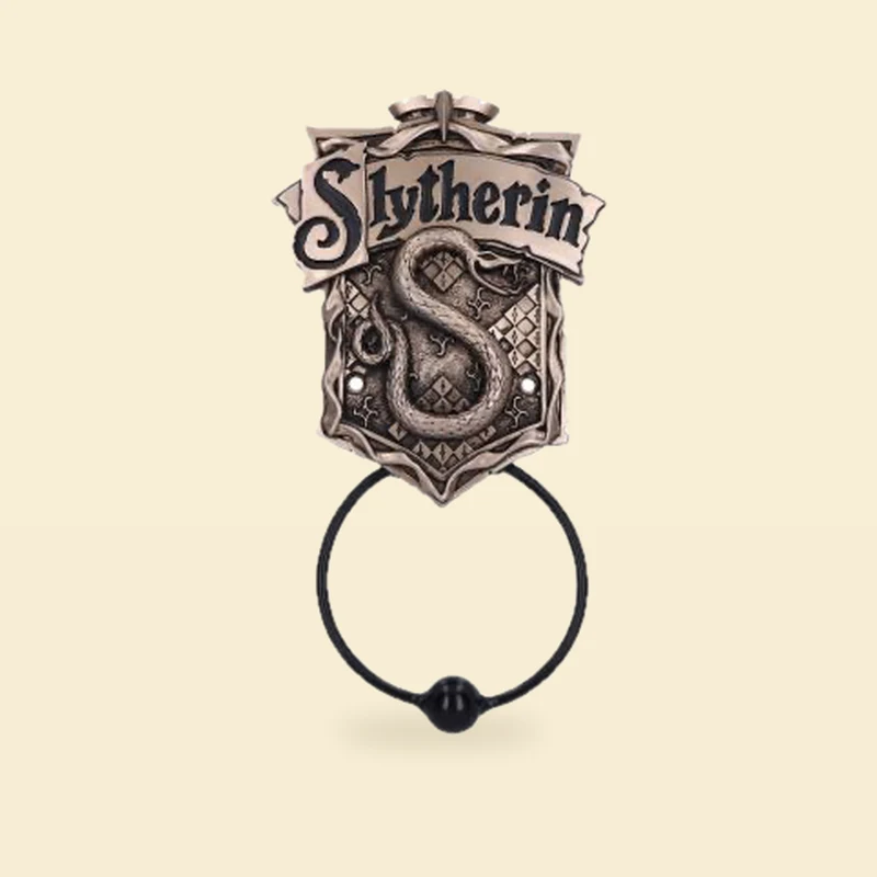 Slytherin kołatka na drzwi złota z czarną rączką – Harry Potter 24,5 cm Slytherin kołatka na drzwi złota z czarną rączką – Harry Potter 24,5 cm