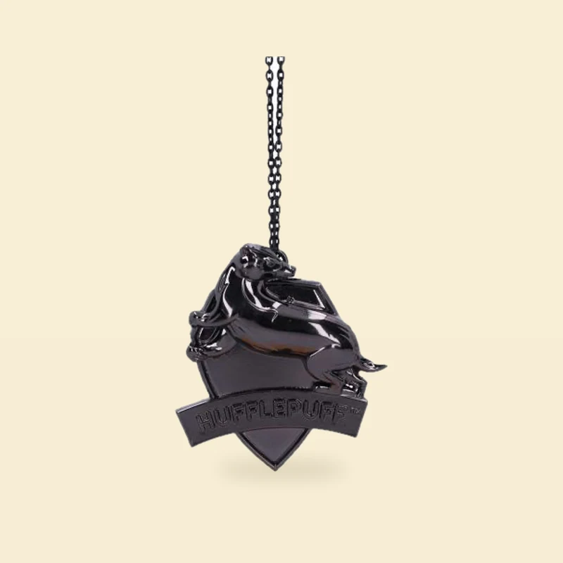 Zawieszka Hufflepuff tarcza z borsukiem srebrna metalowa – Harry Potter 6 cm Zawieszka Hufflepuff tarcza z borsukiem srebrna metalowa – Harry Potter 6 cm