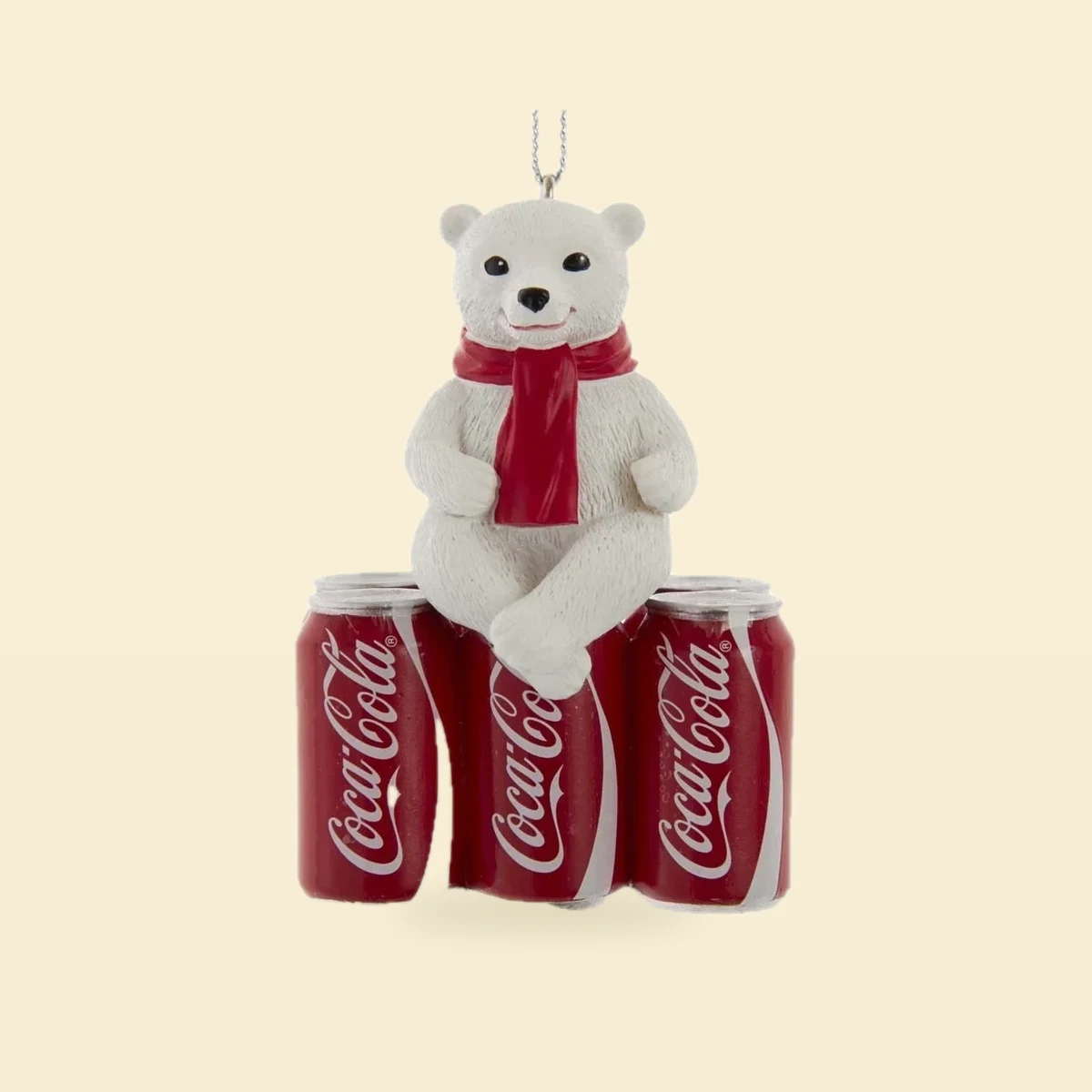 Zawieszka miś polarny w szaliku czerwonym na puszkach Coca-Cola 9 cm Zawieszka miś polarny w szaliku czerwonym na puszkach Coca-Cola 9 cm